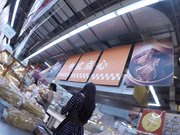 超市里边玩手机边挑点心的风骚丁字裤美少妇