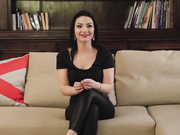 假房地产经纪人将这位布鲁内特三人性爱高潮