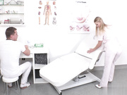 三人玩弄性爱各种姿势上位骑乘高潮尖叫