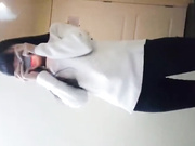 【父女乱伦】上高中的女儿用脚和嘴帮爸爸解决生理问题