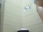 國內某大型商場公共衛生間拍攝到的各式漂亮妹子如廁噓噓 脫下內褲貌似才發現穿了套情趣內衣 1080P高清原版