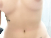 俄罗斯妹妹小巧坚挺美乳自摸无毛肥穴，骑在身上磨深插