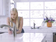 辣妹凯莉和香奈儿通过舔对方的阴户开始新的一天