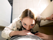 可爱的金发女郎莉莉·拉里玛在第一次色情拍摄时被操