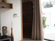 戴绿帽子的丈夫在扑克游戏中将他的青少年妻子的紧屄输给了他最好的朋友