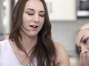 安迪·罗斯问克洛伊·坦普尔，“我用性高潮安慰你怎么样？”