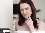 红发继母杰西卡·瑞恩问继子，“你想操我的喉咙么