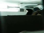 某寫字樓公共女廁拍攝到的美女白領如廁 貌似上班時間還玩手機被發現潛入女廁玩 露臉高清