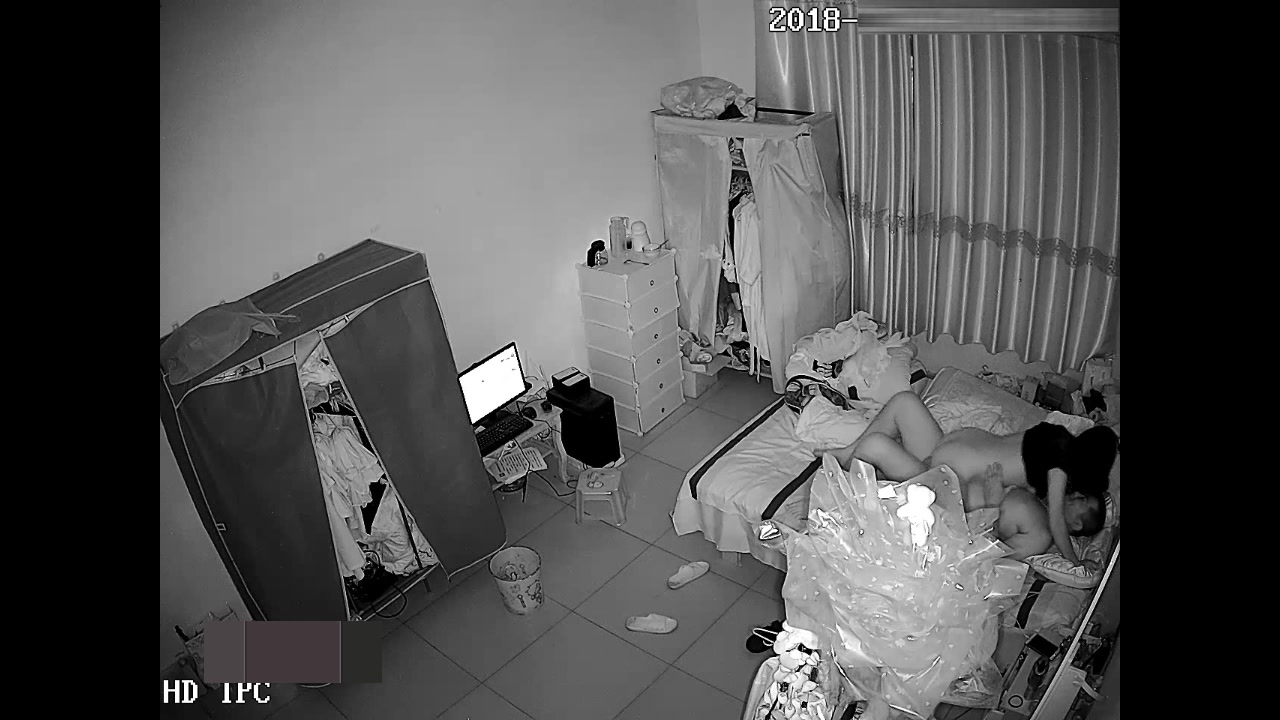 居家攝像頭黑客破解拍攝到的白領小夫妻臥室啪啪打炮 貌似有點如飢似渴啊 720P高清