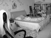 居家網絡攝像頭黑客破解拍攝到的微胖哥和身材不錯的漂亮媳婦地鋪上打晨炮 完事後整理一下準備上班 1080P高清