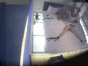 情趣酒店拍攝到的假期大學生眼鏡妹子穿著情趣肚兜裝和男友開房玩刺激 貌似還帶了不少裝備 有點猛啊 露臉高清