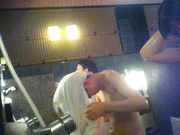 某站最新流出作品-大眾公共浴池拍攝到的年輕妹子沐浴更衣 雪白肌膚堅挺美乳絕對誘惑～1080P高清