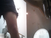 最新流出某學院公共女廁拍攝到的打扮得挺成熟的各式美女如廁 有個短裙褲襪妹子下面沒有長毛毛 1080P原版高清