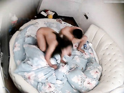 主題酒店圓床房拍攝到的一對熱戀小情侶開房愛愛 互舔騎乘後入各種姿勢幹得高潮不斷 露臉高清