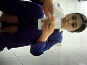 全景廁拍電信公司營業部員工尿尿 連制服都沒穿貌似是新來的實習小妹 1080P高清