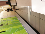 某大型商場拍攝到的極品低胸吊帶胸部印廣告loge的高挑模特妹子如廁噓噓 4K原版超清