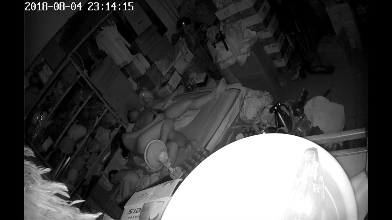 居家攝像頭黑客破解拍攝到的小夫妻大床上啪啪過性生活 互舔互插愛撫手擼打飛機絕對爽歪歪 露臉高清