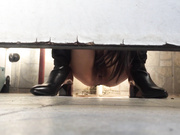 最新流出國內廁拍大神街尾妹子進入公共女廁拍攝 有個短裙披肩長發高跟美女肥嫩逼逼看得讓人欲火焚身 1080P高清原版