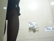 某商場公共女廁拍攝到的各式美女如廁 有個黑絲美女服務員尿完後還對著鏡子看逼逼～1080P高清