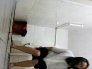 新全景高校女廁正面拍攝3個很有知識範黑框眼鏡美眉如廁噓噓 肥嫩逼逼看得誘惑十足 1080P高清