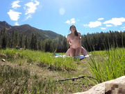 獨家推薦 旅美留學妹李美靜假日和老外大屌男友驅車到荒野露營啪啪野戰車震 貌似妹子胖了不少啊 720P高清完整版