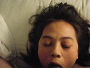 外地出差帶上漂亮女秘書酒店開房偷情啪啪打炮 貌似喝了有春藥的咖啡變得風騷無比 逼緊水超多 國語高清