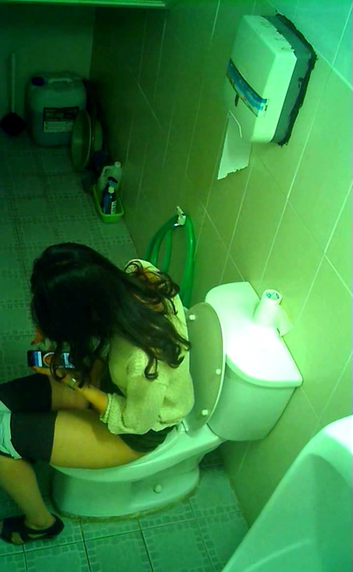 某娛樂場所公共衛生間拍攝到的各種類型年輕美女氣質少婦如廁 各種形態擦逼動作誘人～720P高清
