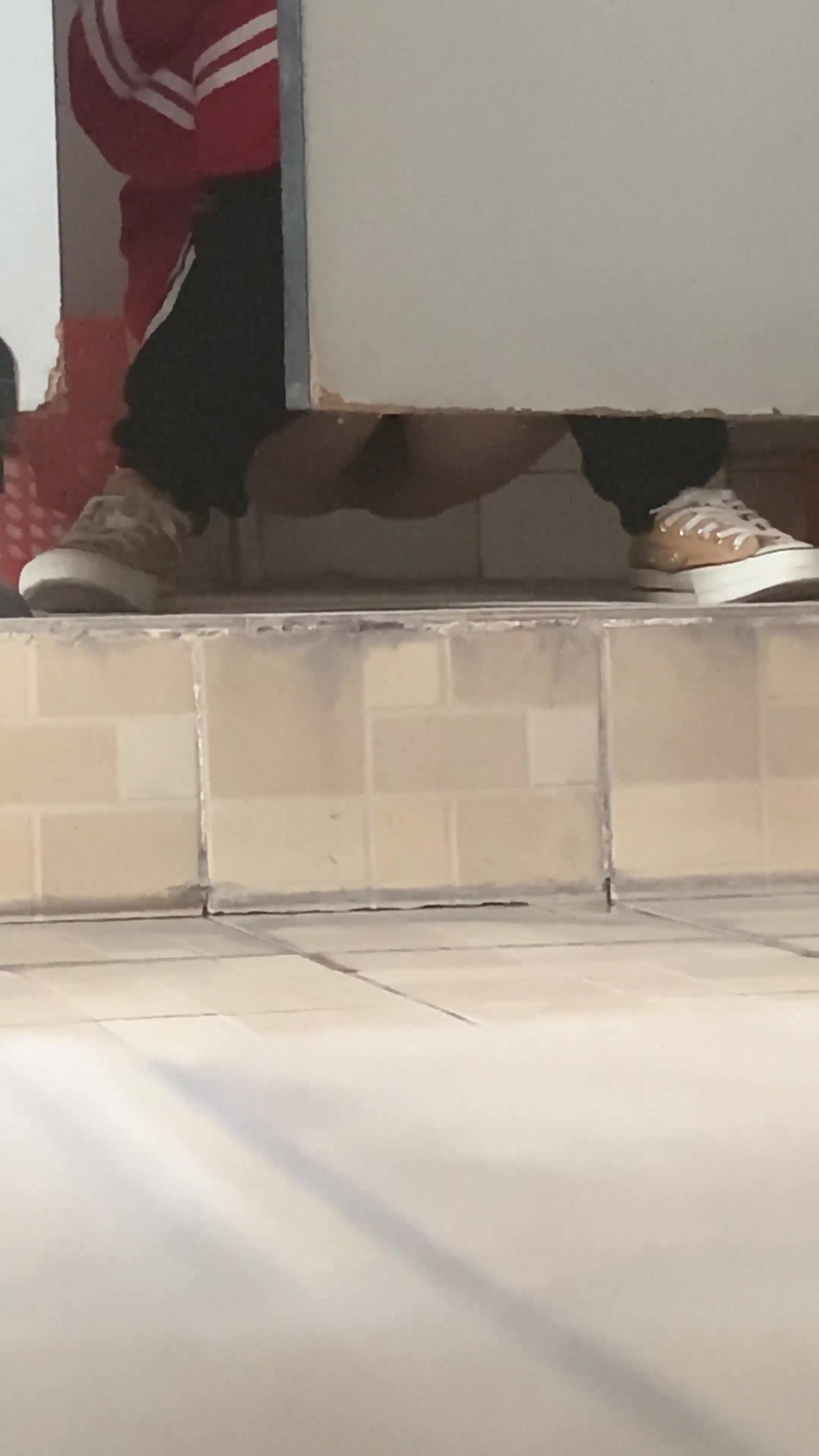 【精品厕拍】，胆大心细，坑神躲藏高校女厕，隔板缝偷拍多位学姐方便，看不清还补光，附加露脸照片