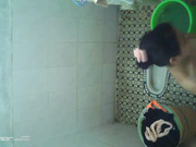 出租房卫生间热水器安装针孔摄像头偷拍妹子洗澡 洗之前先撒泡尿尿完之后在抖一抖屁股1080P超清