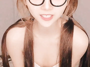 白丝露脸可爱的学妹精彩大秀直播，听狼友指挥掰开骚穴给狼友看，道具不停抽插，淫水多多浪叫呻吟，表情好骚