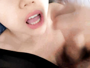 让大哥从厨房玩到床上的风骚少妇，全程露脸吃奶舔逼，69草嘴深喉，压在身下边亲边草，大鸡巴抽插精彩又刺激