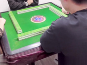 奶气草莓 丈母娘打麻将竟桌底用脚引诱我 将其摁在麻将桌上对着屁股猛插