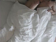 《酒店摄像头破解》小胖哥酒店约炮身材丰满的美女同事换上情趣内衣❤️可惜鸡巴不顶用没几下就不行了