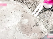 小姨子穿粉色网纱超短裙 在废弃工地露出求操 车震被姐夫狠狠内射！
