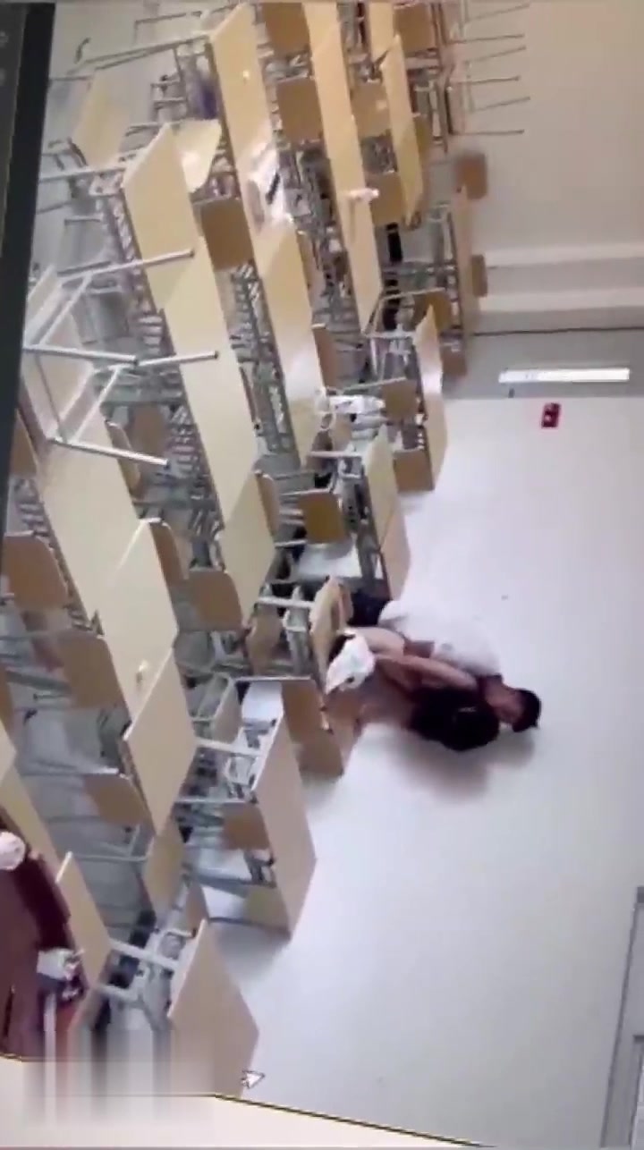 【网曝門事件】烟台黄金职业学院大瓜流出，情侣在教室课桌上大玩性爱，先舔后干激情四射，辣眼睛啊