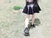 【光天化日刺激寻欢】周末带着妹妹去公园散步，谁料我跟妹妹同时尿急，半天找不到厕所，无奈只能躲到小树林里偷偷解决，哪知我刚撒完尿，妹妹却不让我穿上裤子