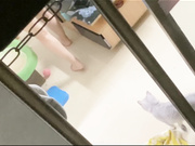 城中村握手楼偷拍❤️隔壁邻居少妇脱内衣瞬间奶子弹出来洗澡出来顾着看手机没想到身体被我看光光高清无水印