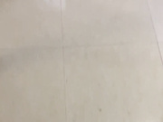 老爸出门不到三秒，母子二人立马插入，两人从客厅猛干到房间