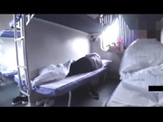 火车上淫欲露出卧铺列车露乳露逼大爷看傻眼了