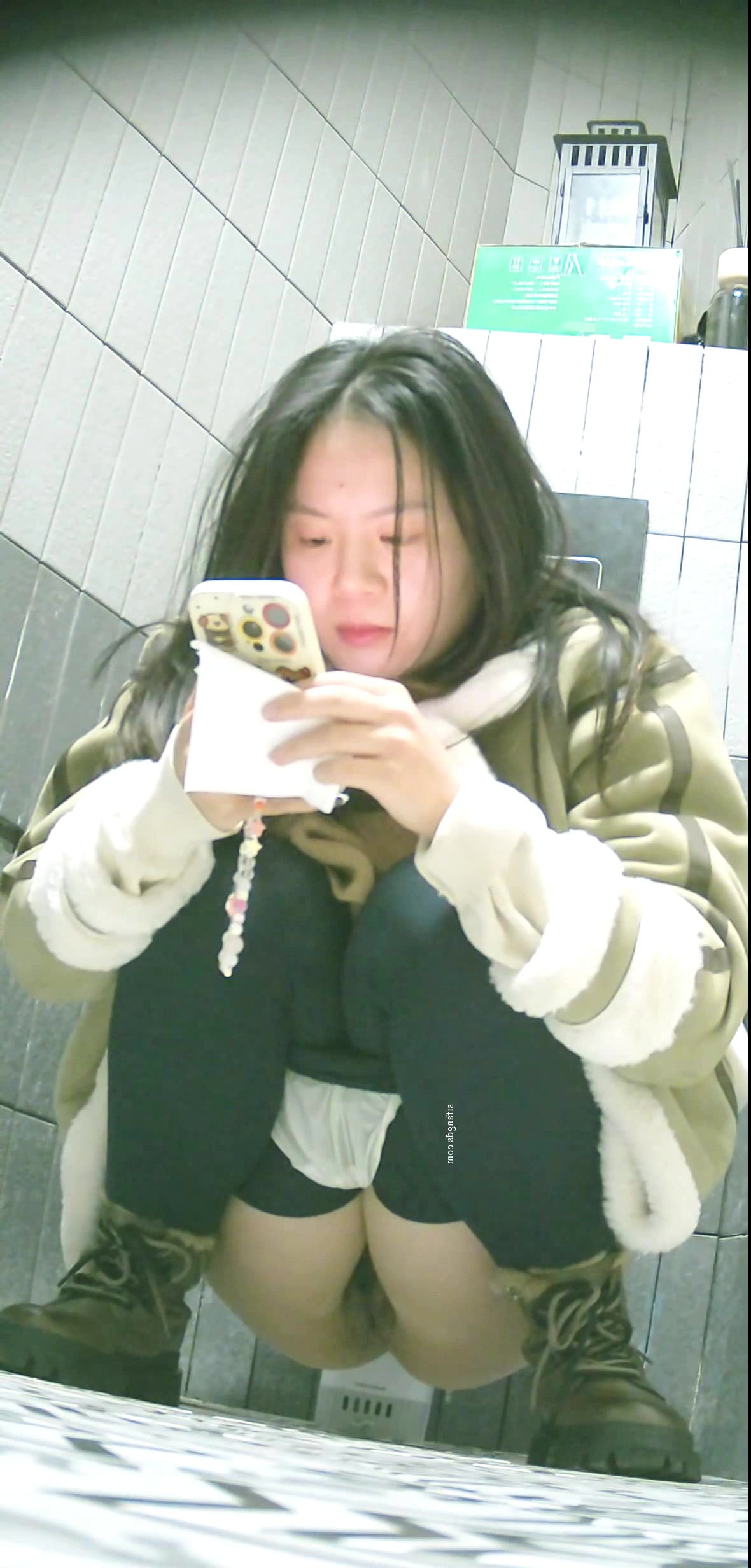 大神潜入商场女厕全景偷拍极品少妇保养的还不错的肥鲍鱼