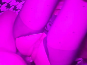 姐夫开着氛围灯与小姨子偷情 姐姐还在房间睡觉 两人从沙发操到桌子上 浓精射满骚穴！