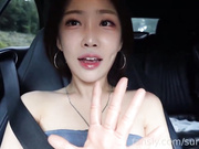 大奶美女Sunwall 身材丰满大白天和男友开车来到风景秀丽的野外激情啪啪