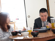 FTKD-044 レズ性癖のある再婚相手の連れ子と川の字で雑魚寝していると隣からぴちゃぴちゃと水音が… 花守夏歩 小日向める - 3of5
