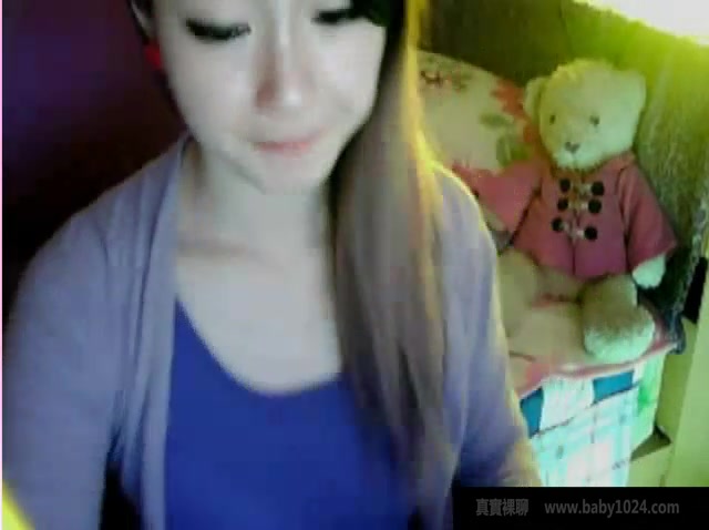 超级骚货无人插，夜幕来临在家自慰玩比，嫩逼看起来好想插啊