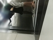 屌丝小混混穿着短裤拖鞋去接穿着性感白领女友下班看周围没有人直接在电梯里啪啪