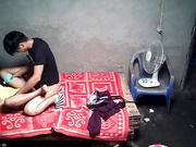 棚户区站街女暗拍洗脚准备开草门被踹开隔壁一对完事的要过来观摩妹子被吓坏了