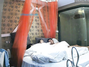 红蚊帐主题情趣套房TP壮实小伙和爱美的骚货女友开房做爱前不停化妆