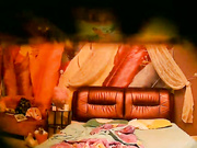 主题酒店TP穿情侣内裤的情侣仔细研究一下可爱女友那有些特别的BB