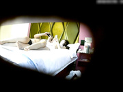 精品小旅馆偷拍胖哥和爱自拍时尚妹子开房啪啪妹子玩着手机摸完逼手也不洗吃葡萄