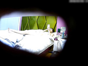 精品小旅馆偷拍胖哥和爱自拍时尚妹子开房啪啪妹子玩着手机摸完逼手也不洗吃葡萄